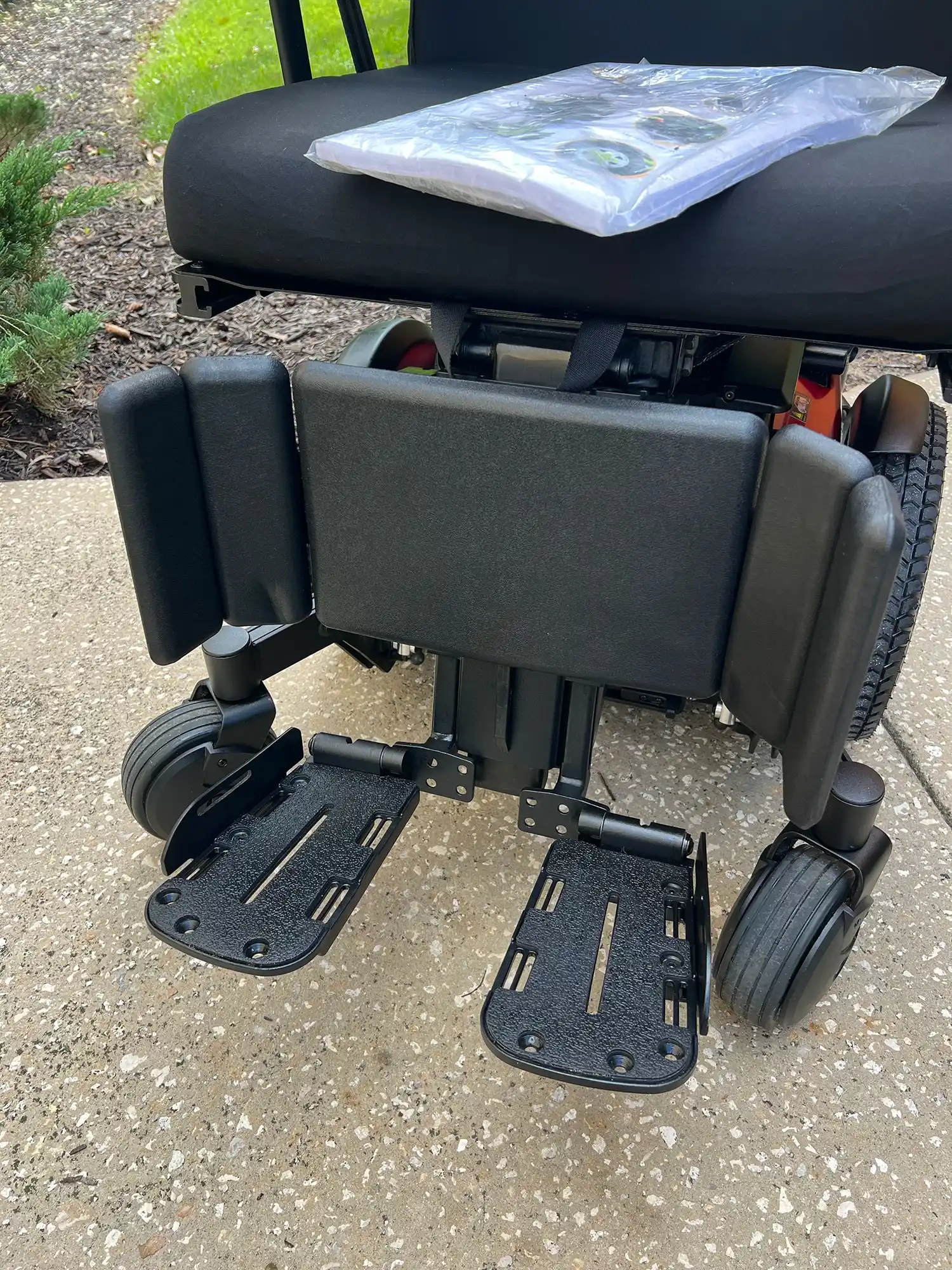 Quantum Q6 Edge 2.0 Power Elevating Leg Rests